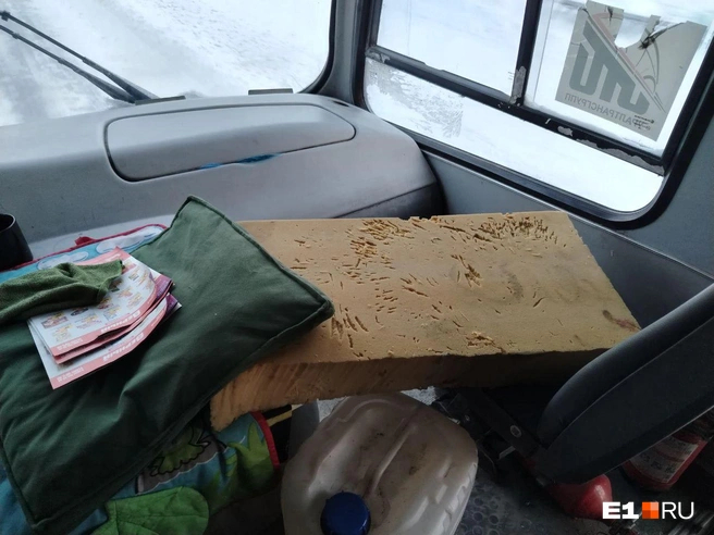 Место занято — но не пассажиром, а хламом Источник: читатель <!--noindex--><a href="https://pikabu.ru/story/v_ekaterinburge_sidenya_avtobusov_zavalili_khlamom_chtobyi_na_nikh_ne_sadilis_passazhiryi_13622479?u=http%3A%2F%2FE1.RU&t=E1.RU&h=d14cb2f4849bc246a517d6332b909846dc263a36" title="http://E1.RU" target="_blank" rel="nofollow noopener">E1.RU</a><!--/noindex-->