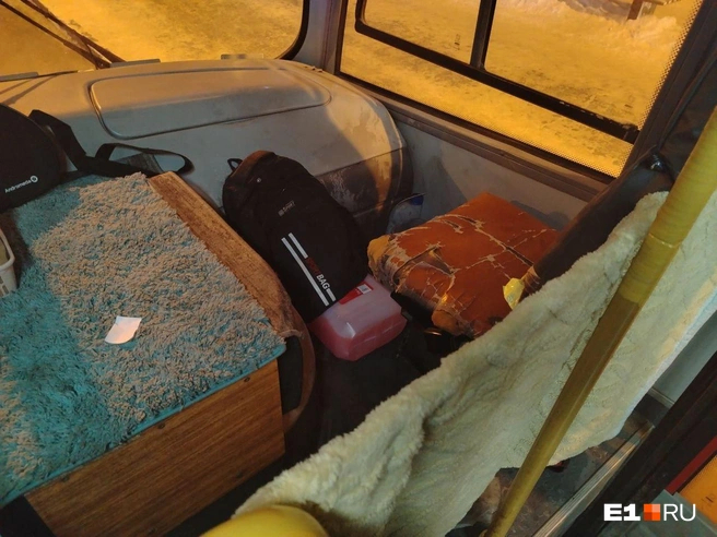 Источник:читатель <!--noindex--><a href="https://pikabu.ru/story/v_ekaterinburge_sidenya_avtobusov_zavalili_khlamom_chtobyi_na_nikh_ne_sadilis_passazhiryi_13622479?u=http%3A%2F%2FE1.RU&t=E1.RU&h=d14cb2f4849bc246a517d6332b909846dc263a36" title="http://E1.RU" target="_blank" rel="nofollow noopener">E1.RU</a><!--/noindex-->