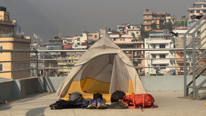 Забрался на крышу, чтобы поинтереснее показать