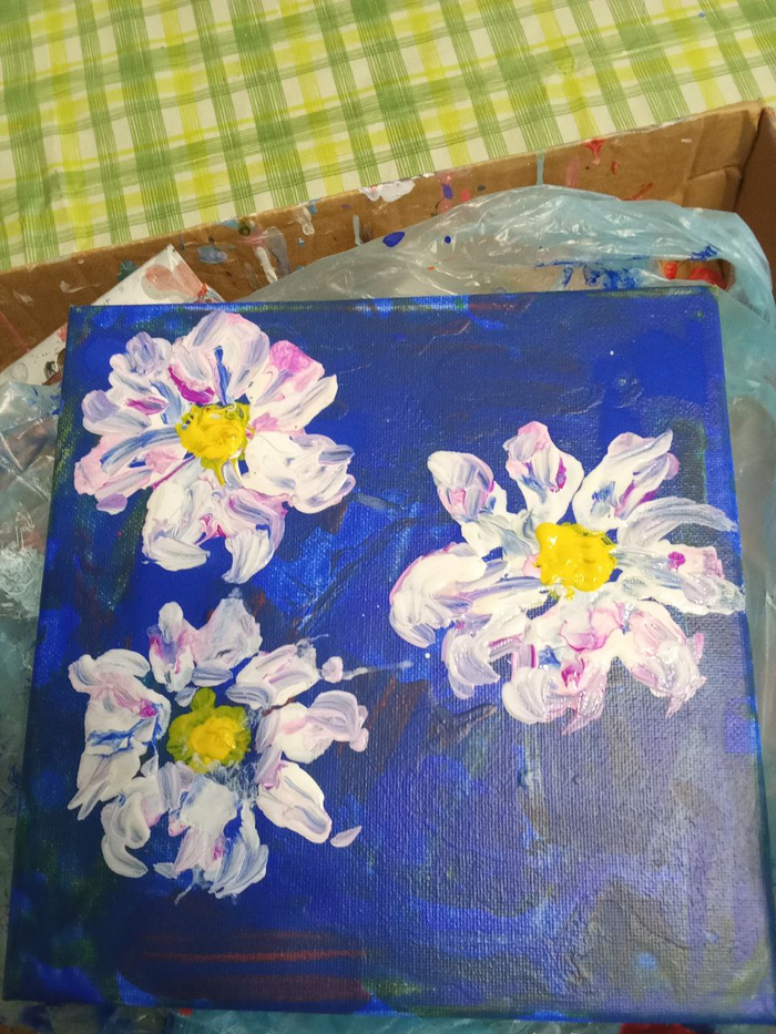 Ромашки. Есть семейная легенда, что папа маме на моё рождение (в январе родился) ромашки в роддом принёс