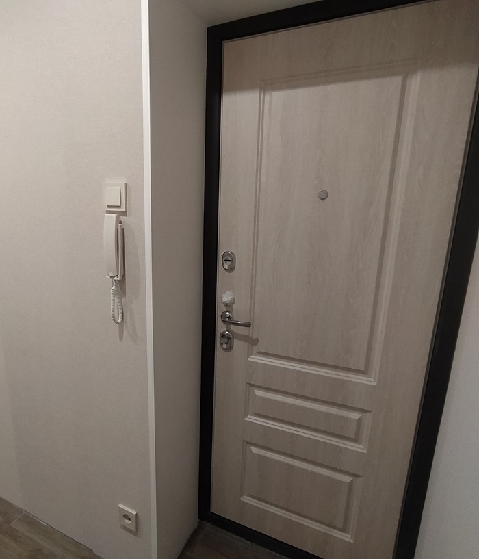 Мой "неудобный" выключатель с крайне "неудобно" расположенной трубкой домофона (это на Пикабу уже обсуждено в отдельном посте)