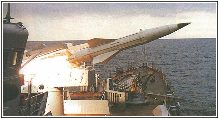 Пуск ЗРК «Шторм» с корабля другого проекта (если узнали его, пишите в комментариях)