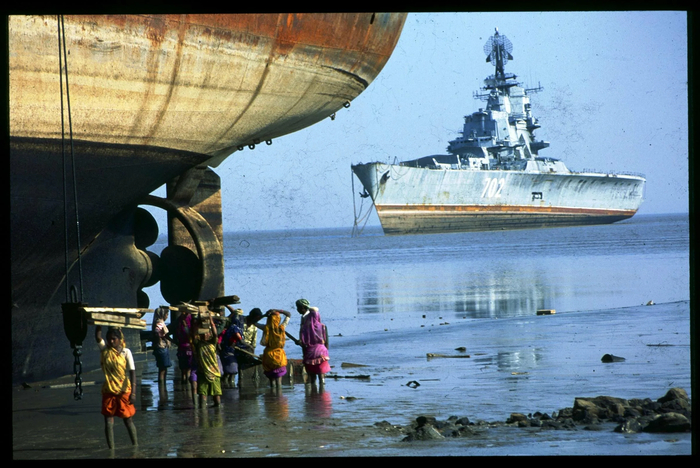 ПКР «Ленинград» в ожидании разделки в бухте Аланг, Индия