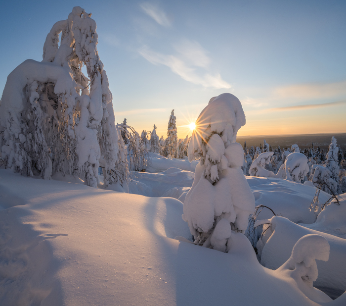 Солнце заката в снежном царстве каменного города
