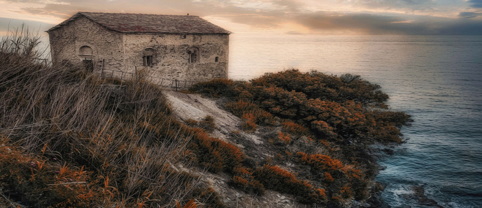 Старый дом у моря