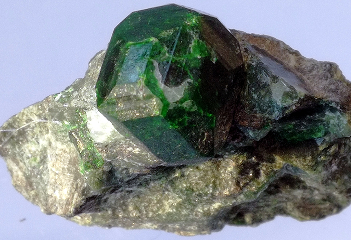 Очень редкий пример кристалла размером 1.5 см, обычно у уваровита они гораздо мельче