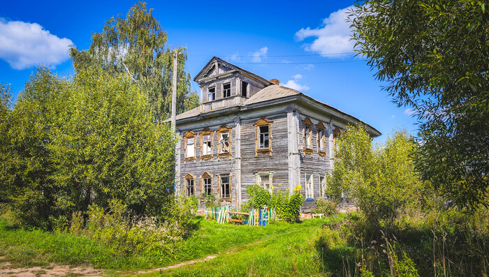 Вроде и заброшенное, но стоит свежеокрашенный забор в "детский" разноцветный цвет.