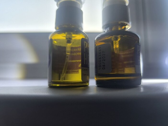 Слева еще можно сделать пару полноценных пшиков. Справа - всё, трубочка не достает до жидкости.