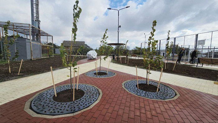 Обустроенный сквер с современным покрытием - пример необходимой инфраструктуры для новых микрорайонов