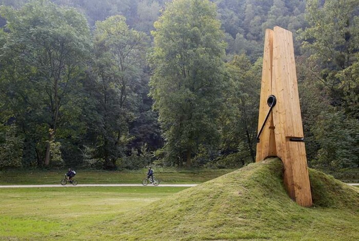 Вот эта прищепка Землю щипала