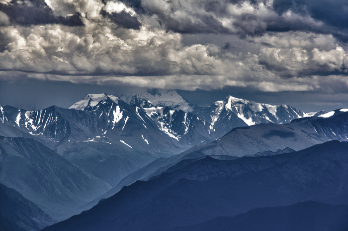 Где-то за облаками гора Белуха. canon 60d+efs18-200