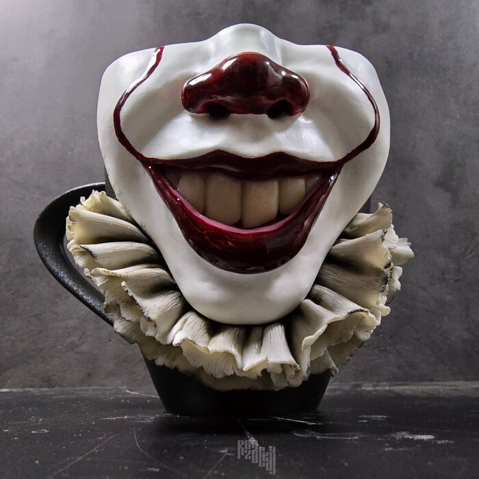 Воротник не был в первоначальном обсуждении, позже решили добавить, чтобы скрыть пустое пространство