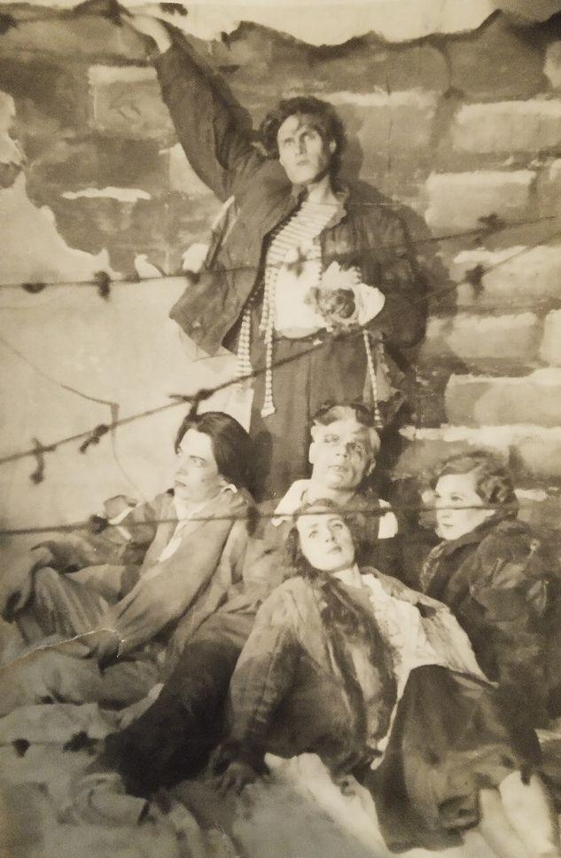 Михаил Пуговкин в роли Олега Кошевого в спектакле «Молодая гвардия». Драматический театр Северного флота, г. Мурманск. 1947 г.