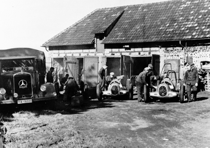 ������� Mercedes-Benz �� Eifelrennen. �� ������� ����� ������ � W25 ���������� ���-�� ��� ����� ))