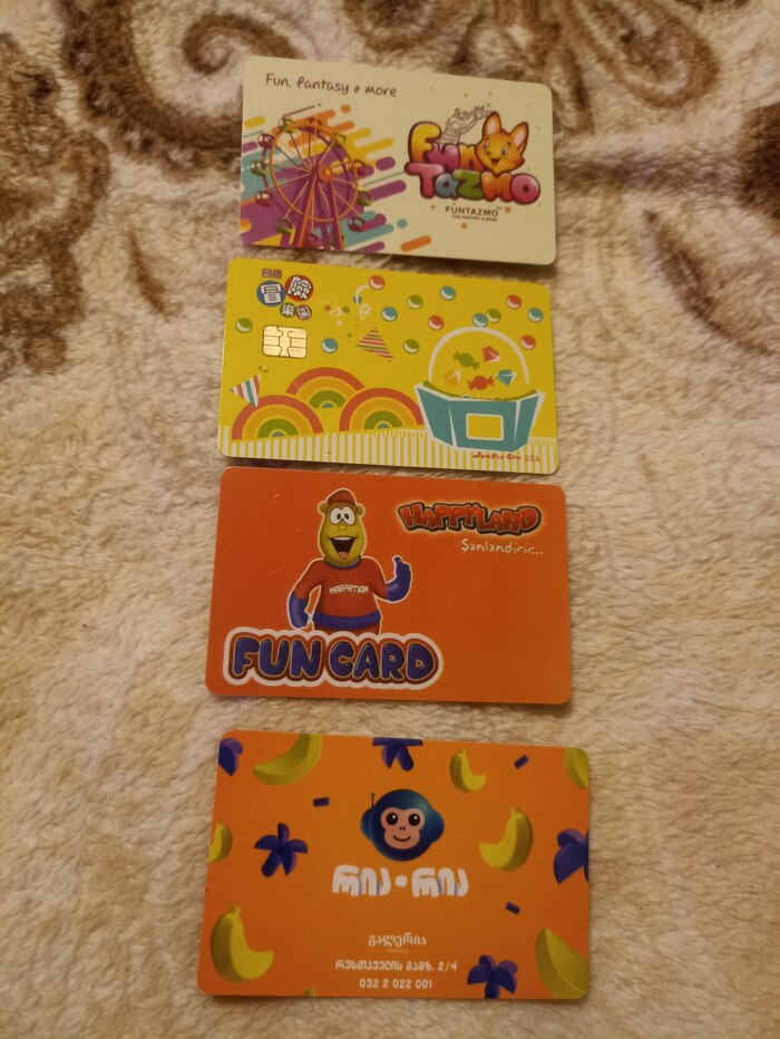 Карты с игровых автоматов, сверху вниз: Маскат (Оман), Гонконг, Баку, Тбилиси.