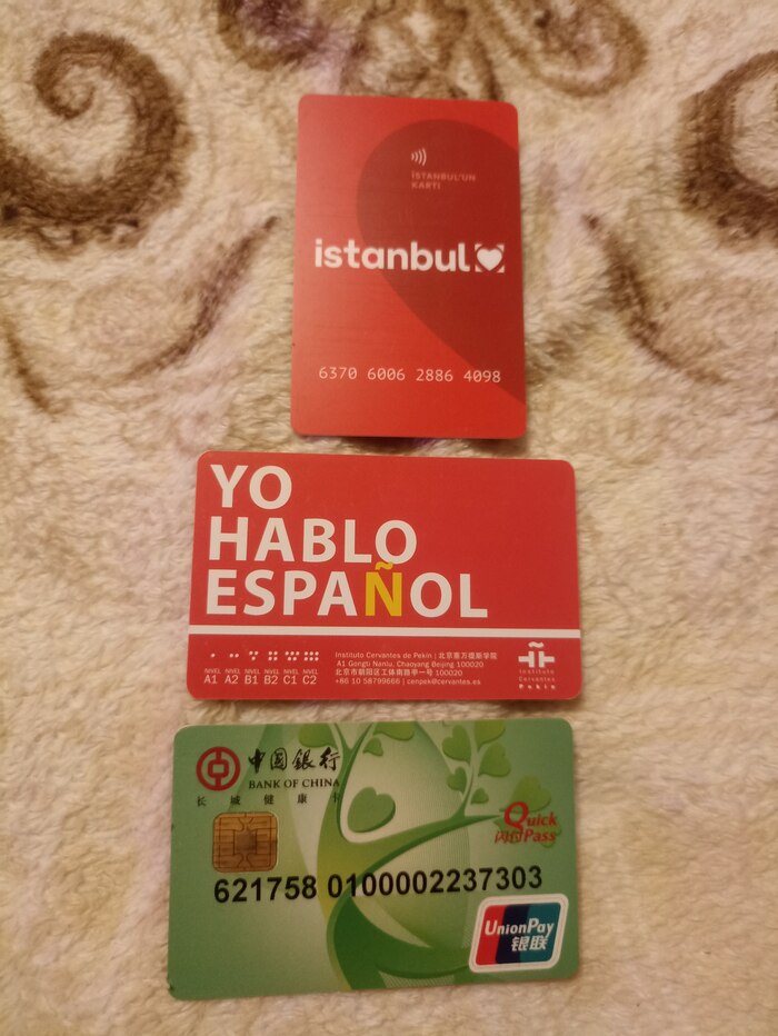 Сверху вниз: Стамбульская проездная карта, а остальные не знаю откуда, потому что мне их подарили.