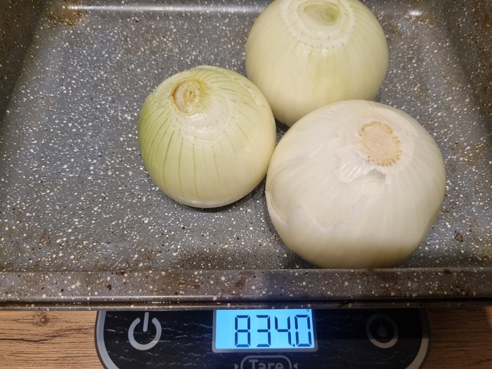 Лук надо сначала запечь (20 минут при тех же условиях, что и курицу). А можно ещё и горелкой пройтись