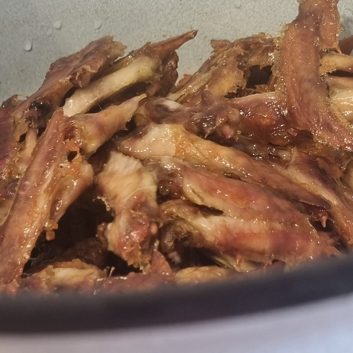 Видите, да? Всё, что из крылышек вытекало и запекалось - я аккуратно отскреб и поместил в кастрюлю.