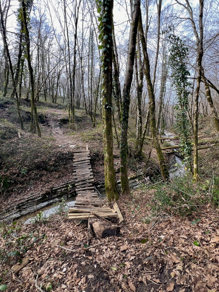 На спуске мостики через овраги обвалились