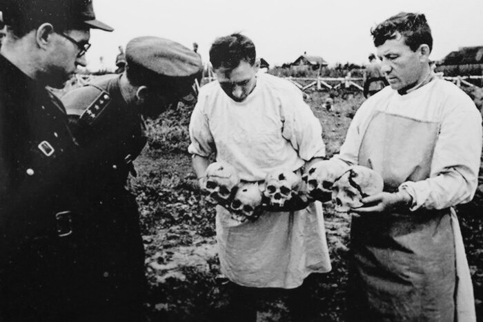 Представители Чрезвычайной государственной комиссии осматривают черепа жертв нацистского террора. Орловская обл., 1944 г.