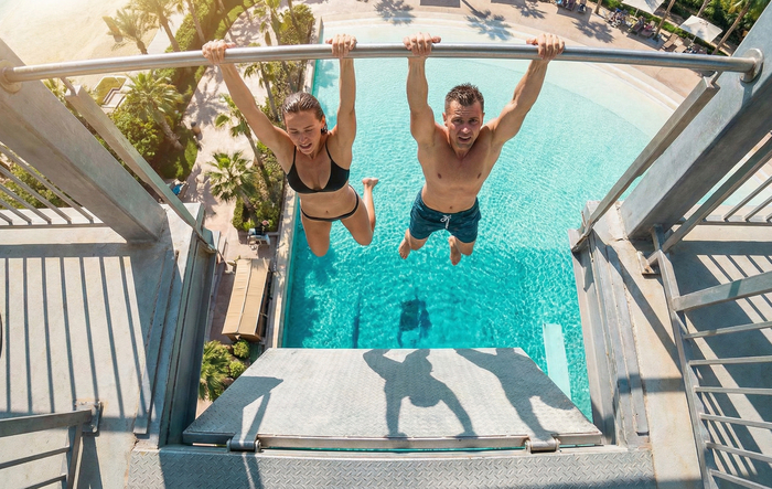 Платформа откинулась вниз, оставив их болтаться на высоте пяти метров над лазурной бездной