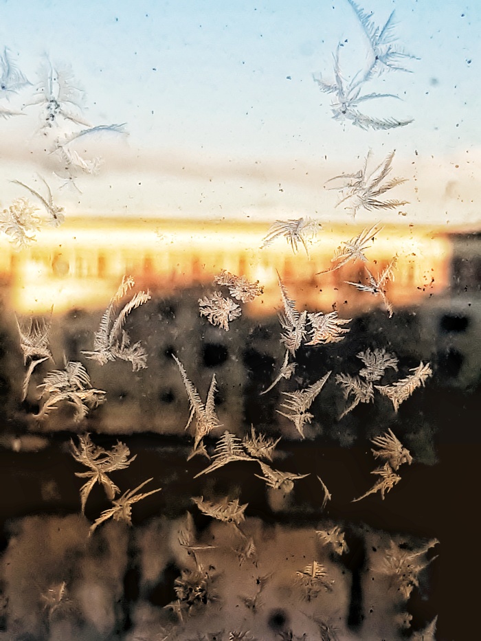 "Белые мухи летят за окном..."