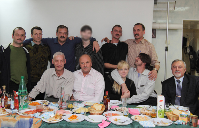 К. Шнееров, А. Гончар (А.М. Ерёменко, Герой России посмертно), С.В. Скрипник, Алексей Сквер (фото заретушировано по его просьбе), Влад Исмагилов, В.В. Осипенко. Сидят: Р.Н. Бикбаев, Н.Ф. Иванов, Елена и Анатолий (Герой России) Коробенковы, Ю.В. Беридзе