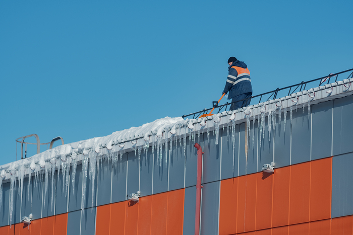 Утренний крышный снегоубор