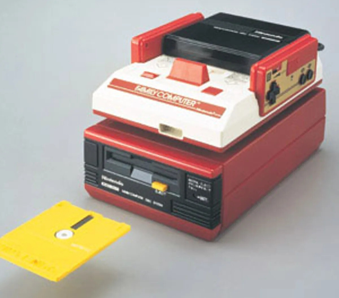 Famicom Disc System для игры на дискетах, куда влезало гораздо больше данных, чем на картридж