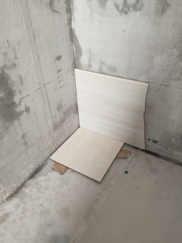 Под напольной плиткой имитирую слой клея,ставлю на неё настенную,и ставлю метку