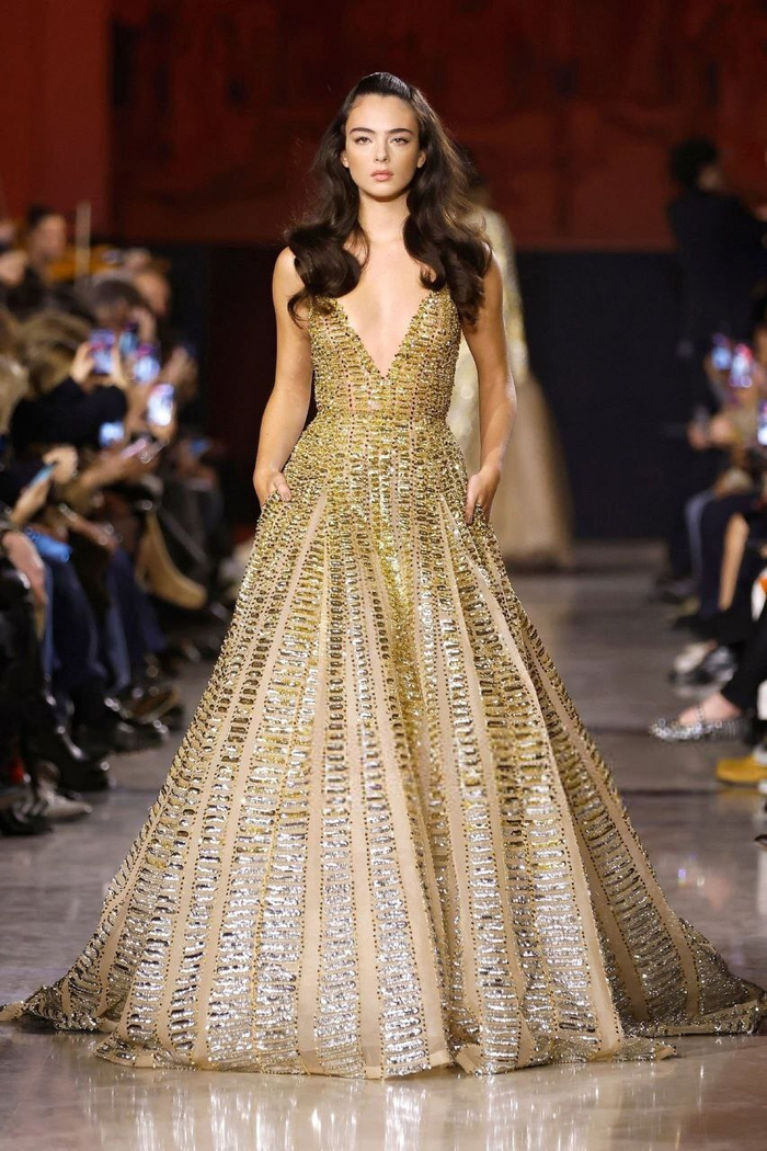 фото Девы Кассель с показа Elie Saab