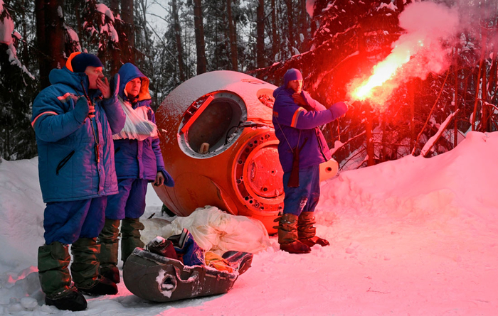 Космонавты прошли тренировку по действиям в случае аварийной посадки в зимнем лесу//Фото: Кирилл Каллиников/РИА Новости