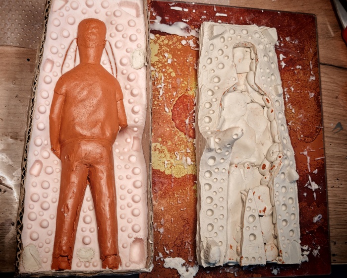 Первая половина формы готова, теперь долепливать заднюю часть работы