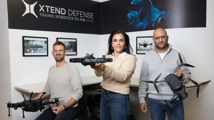 Справа налево: Руби Лиани, соучредитель и технический директор; Чен Хаим, генеральный менеджер XTEND Israel; и Маттео Шапира, соучредитель и директор по работе с клиентами.( Фото: Оз Муалем )