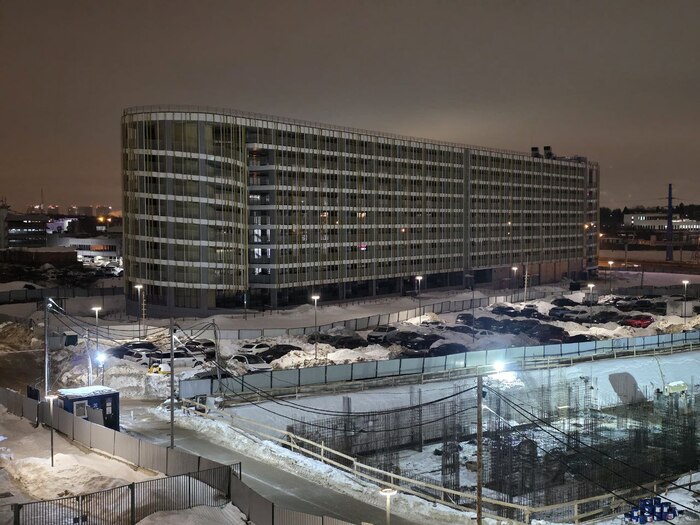 Наземная парковка. Была построена более года назад, но до сих пор по неизвестным причинам не сдана покупателям.