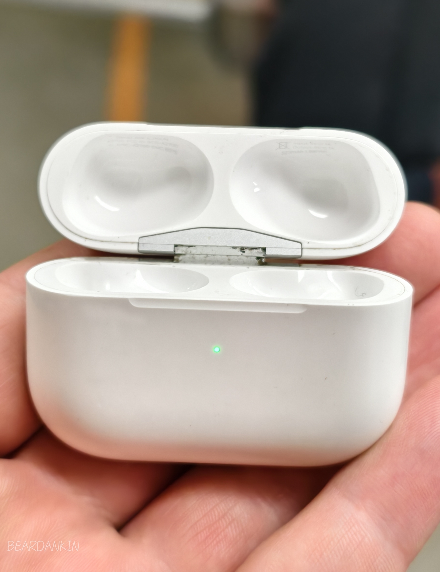 An AirPods case was found. Medvedkovo metro station, northern entrance. - My, Find, Headphones, AirPods, Medvedkovo, No rating, Found things