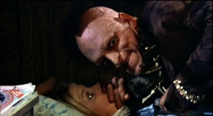 Ланье и Берриман специально испортили первый дубль этой сцены нежным поцелуем, чтобы разрядить обстановку на съёмочной площадке.