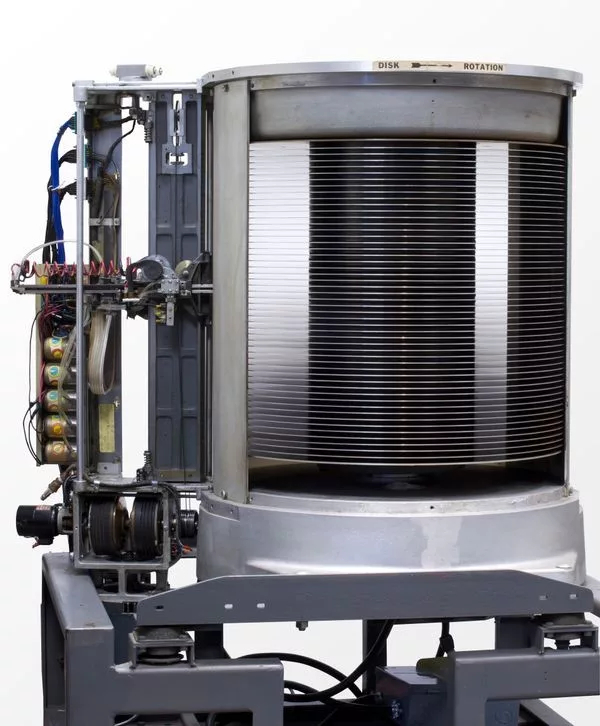 IBM 350 RAMAC � ������ � ���� ������ ����, �������������� ��������� IBM � 1956 ����. ����� �������� �� ������ ���������� � 3,5 ��. �� �������� ����������� 50 ������ �������� 24 ����� (61 ��)