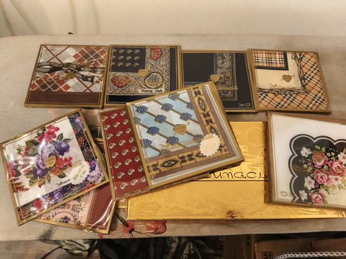 Давным давно, на Авито купил лот с коробкой на 10 изделий. Потом коллекция расширилась до 30+, может у кого есть такие или подобные "брендированные" коробочки?