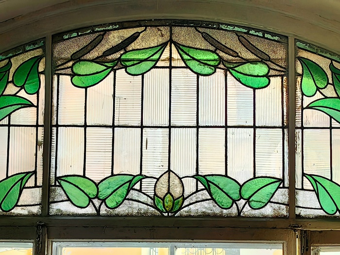 Фрагмент витража с кувшинками и рогозом. Фото А. Шаталкина.