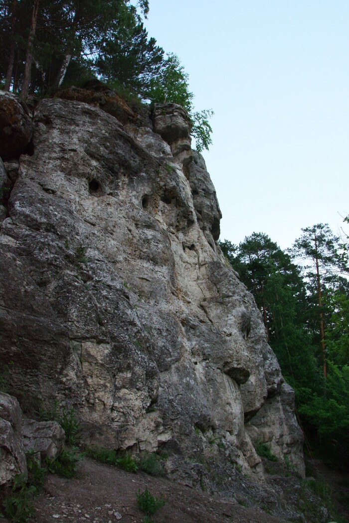Вот с этой скалы и улетела наша колбаса.