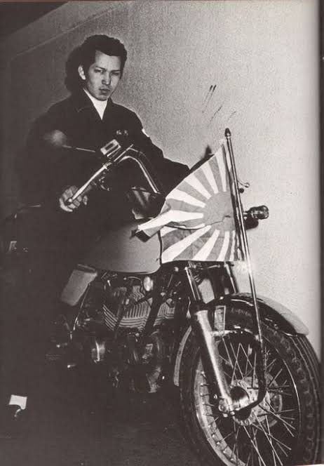 Просто какой-то ранний босодзоку.