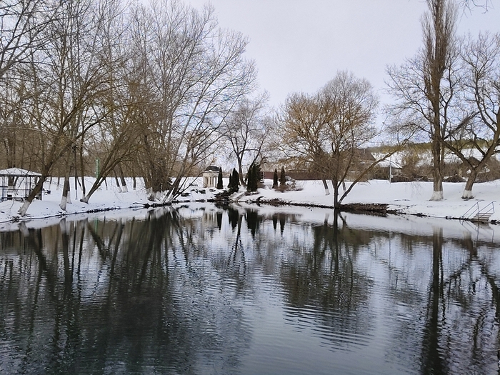 Территория довольно большая, несколько беседок, мангалы, есть что посмотреть детям.