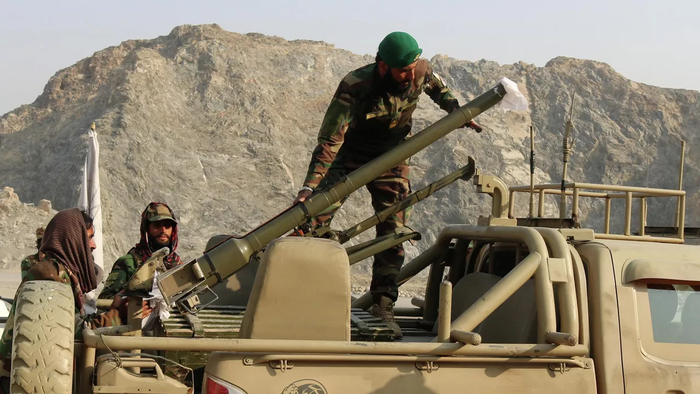 Вооруженные члены организации "Талибан" в Афганистане возле границы с Пакистаном