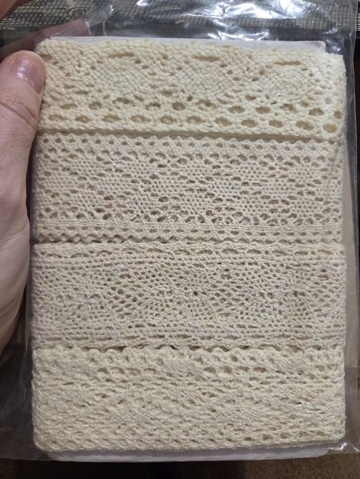 Примерно о таких отрезах кружева я "просила" в своей анкете. Использую их в создании текстильных грибочков