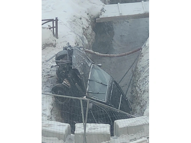 ��������: �������� <!--noindex--><a href="https://pikabu.ru/story/v_akademicheskom_g_ekaterinburg_pryamo_na_doroge_vyiryili_rov__v_yamu_vletela_legkovushka_13737367?u=http%3A%2F%2FE1.RU&t=E1.RU&h=d14cb2f4849bc246a517d6332b909846dc263a36" title="http://E1.RU" target="_blank" rel="nofollow noopener">E1.RU</a><!--/noindex-->