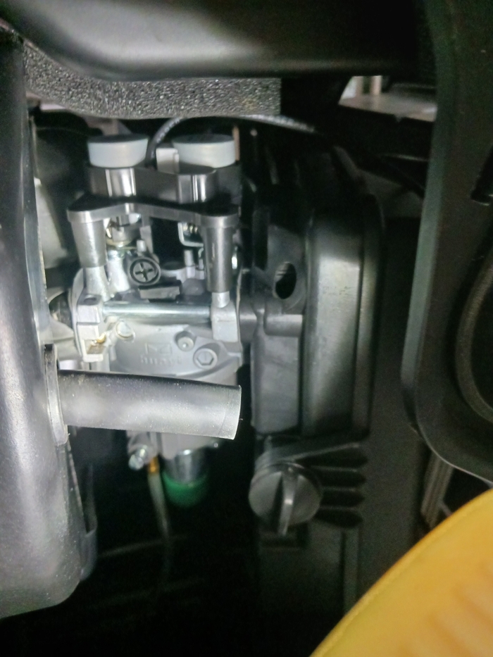 Странный карбюратор я с таким не знаком сверху два белых бочёнка и к ним подходят провода.