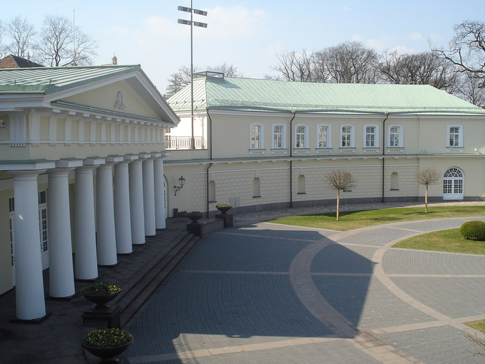 Кордегардия (слева; ныне Колонный зал).