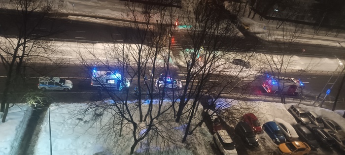 Следом ГИБДД, полиция, пожарка.