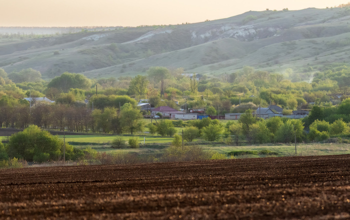 Хутор у подножья холмов